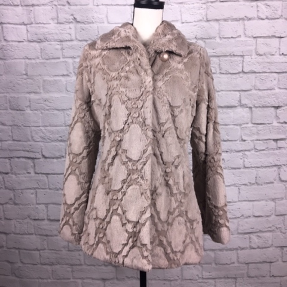 💫Sculpted Faux Fur Jacket✨